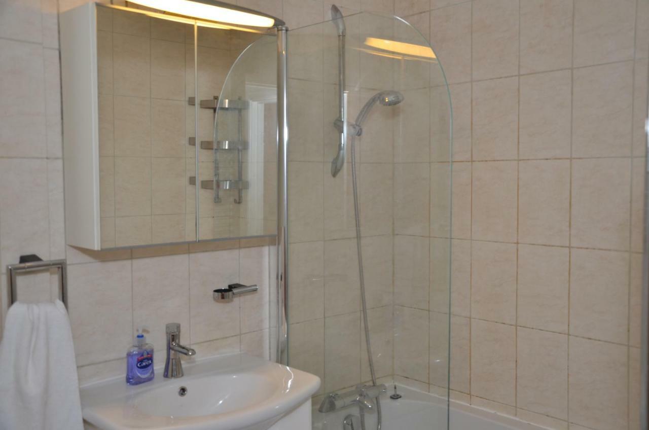 Croydon Apartment With Parking ลอนดอน ภายนอก รูปภาพ